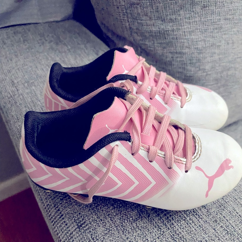 Size 10 girls soccer cleats, in great condition
